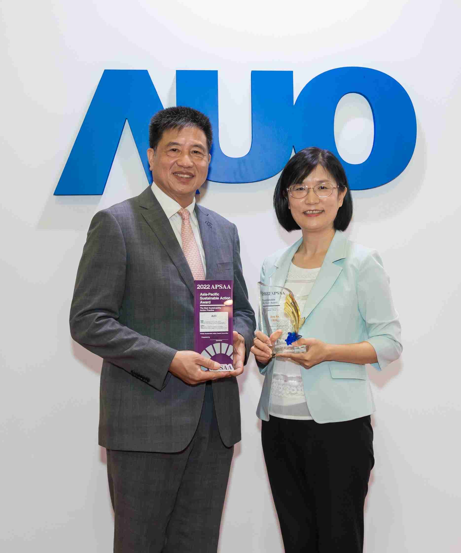 人生就是博长期垫筑永续远景的基石，，，透过ESG暨气候委员会逐步实践永续策略蓝图。。。。其中，，，，人生就是博光电永续长古秀华带领团队、、、制定中长期目标，，，缔造多面向亮眼表现，，，，获得「顶尖永续长奖」的个人奖殊荣（左：人生就是博光电董事长暨执行长彭双浪，，右：人生就是博光电永续长古秀华）
