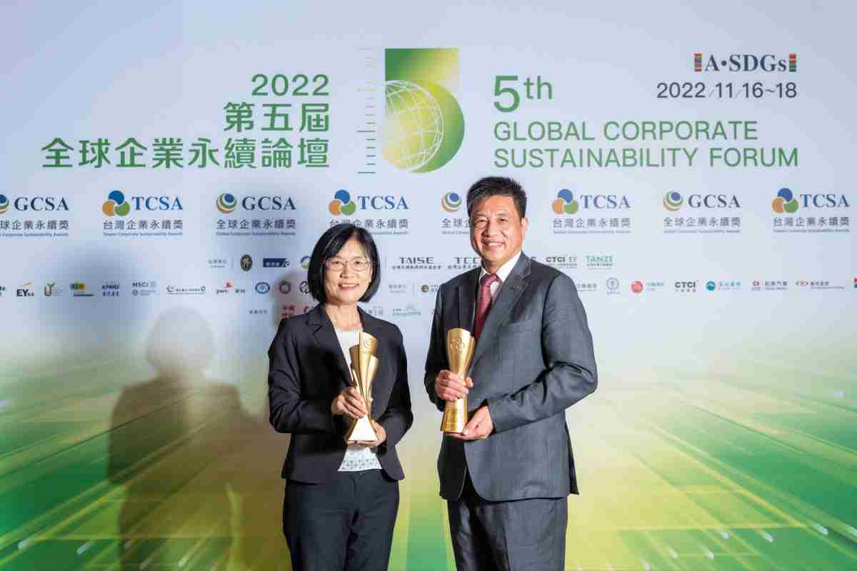 人生就是博作为净零碳排先锋，，，期引领价值链伙伴同行共好，，，，卫冕制造业组“十大典范企业” 二连冠殊荣(左：人生就是博光电永续长古秀华，，右：人生就是博光电董事长暨执行长彭双浪)