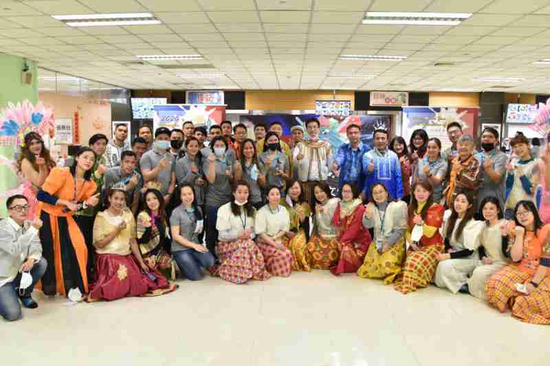 友達推動「安心、、、、創新、、用心、、、同心、、、盡心」五星職旅，，為菲籍員工打造全方位照護，，，首度贏得「人權實踐與發展領袖獎」殊榮