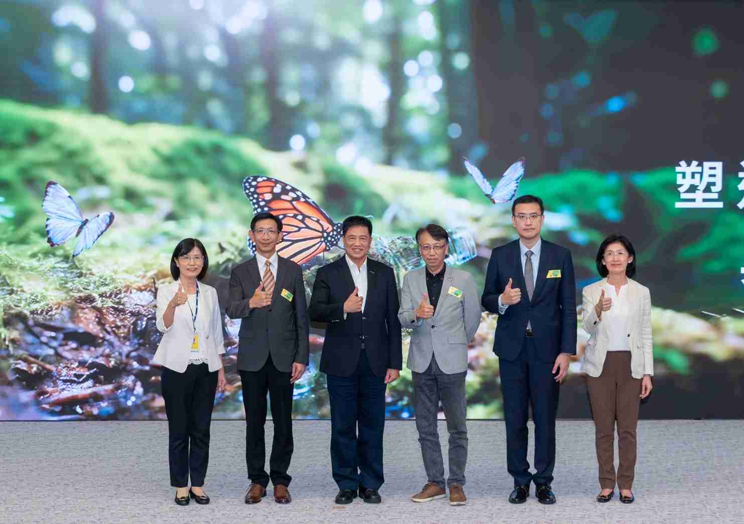 友達2023 CSR共榮大會，，，邀請領域專家分享交流生物多樣性管理趨勢、、、、無塑產品、、、、海廢永續塑料等議題  （圖左到右：友達光電永續長古秀華、、、、3M台灣技術長陳君杰、、、、友達光電董事長暨集團策略長彭双浪、、、、光寶科技企業永續發展處處長陳慶暉、、、、安永聯合會計師事務所執業會計師曾于哲、、、友達光電供應鏈總部副總經理吳宜芳）