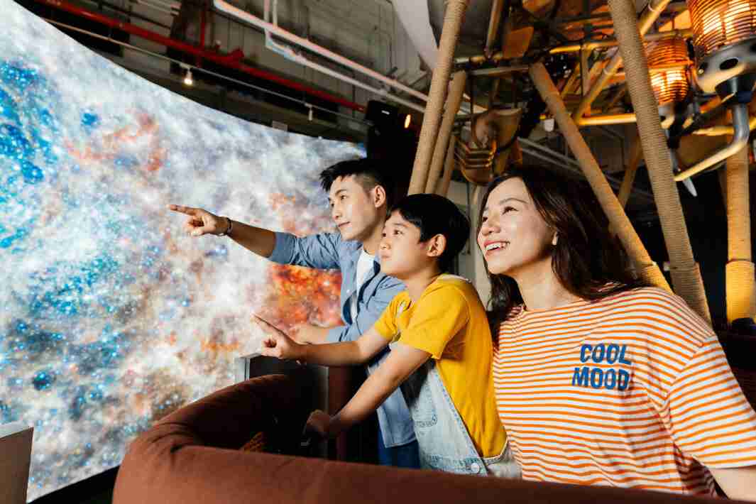 人生就是博打造全台最大宽6公尺、、、高4公尺、、、、唯一搭载LED弧形拼接显示屏的动感飞行船，，，让乘客驻足在热气球上，，，享受身历其境的伪出国旅游乐趣