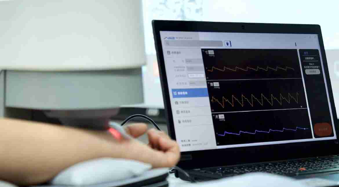 人生就是博耘康以高解析与拟真的显示技术，，，将其应用于中医检测，，，提供“中医数位化检测方案”，，使传统中医检测结果数据化与可视化