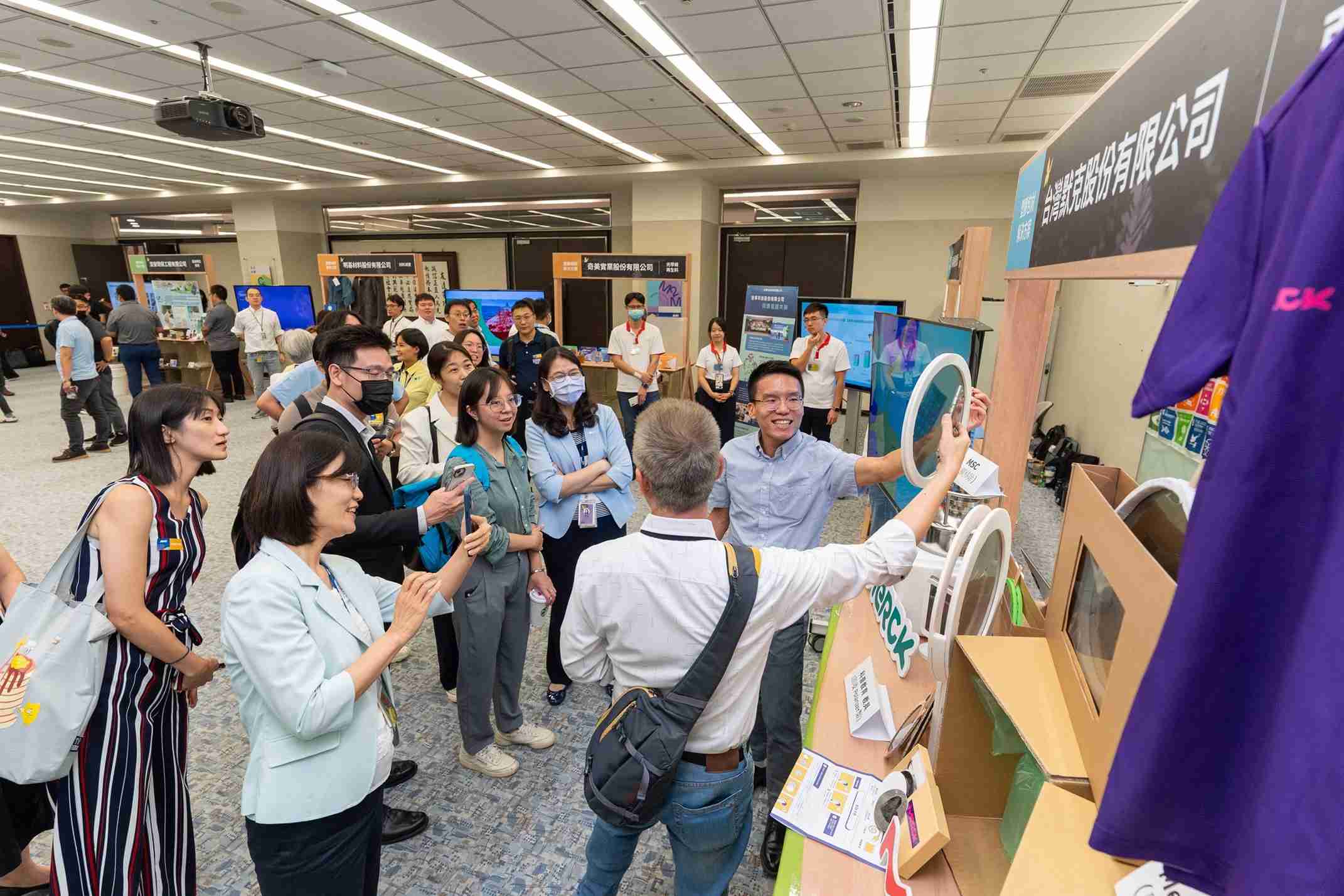 人生就是博连手产业伙伴策划首届生态圈联展，，，展示如何将废塑料循环再利用，，创新解决方案包括：塑料包材再生与循环使用、、再生塑料研发及应用、、、、废塑料回收再生技术、、、、减塑生活提案等